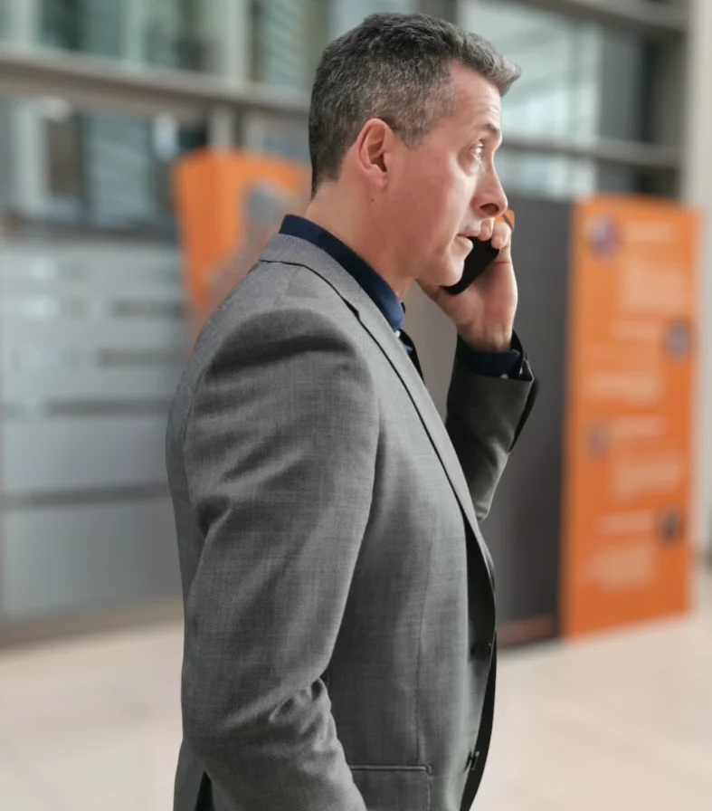 Massimo Gori durante una conversazione professionale